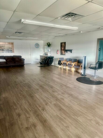 More Photos Of 10060 Veterans Memorial Rd, Houston Warehouse For Sale