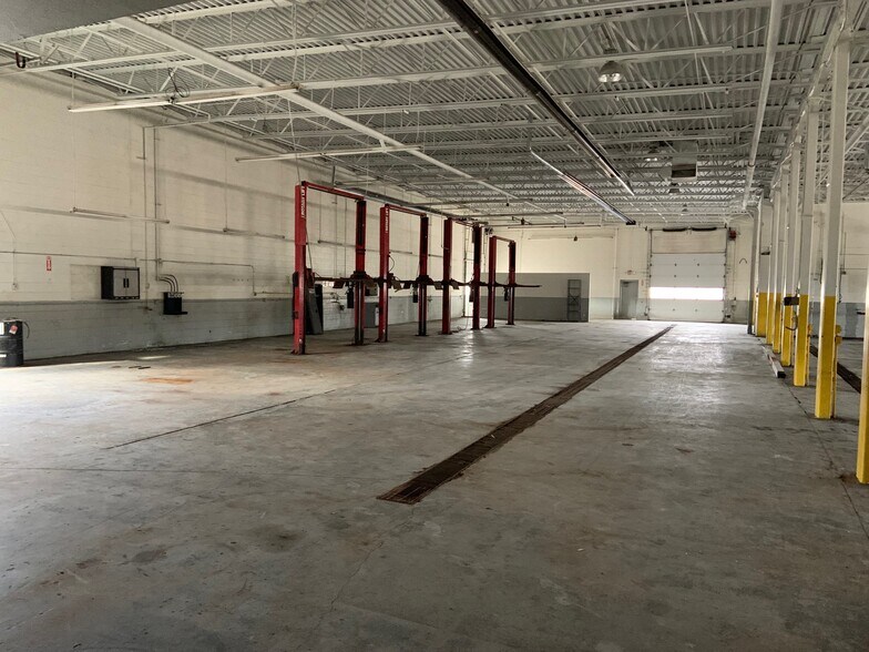 More Photos Of 35200 Grand River Ave, Farmington Hills General Retail For Sale