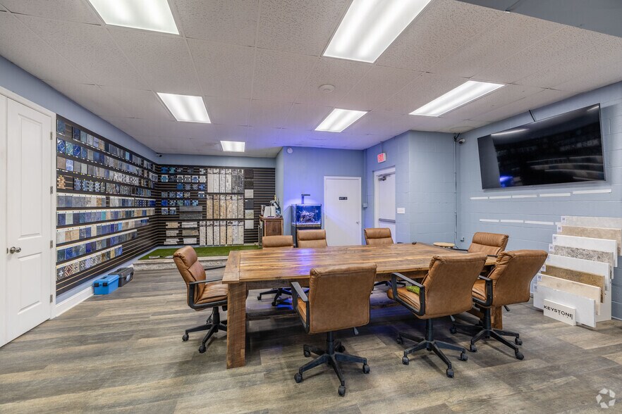 More Photos Of 2526-2530 Duplex Rd, Spring Hill Showroom For Sale
