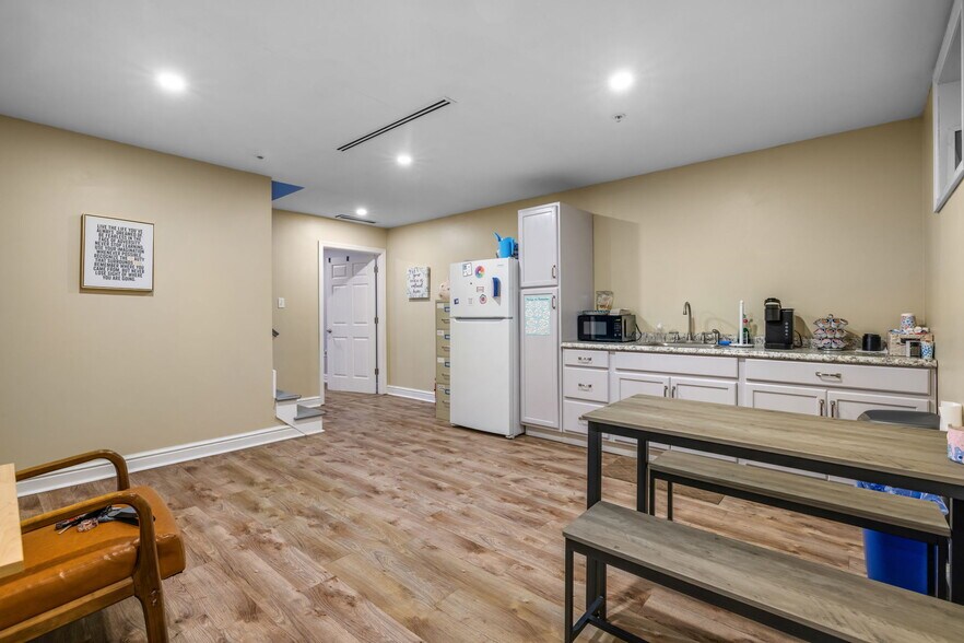 More Photos Of 1841 Universal Rd, Pittsburgh Office For Sale