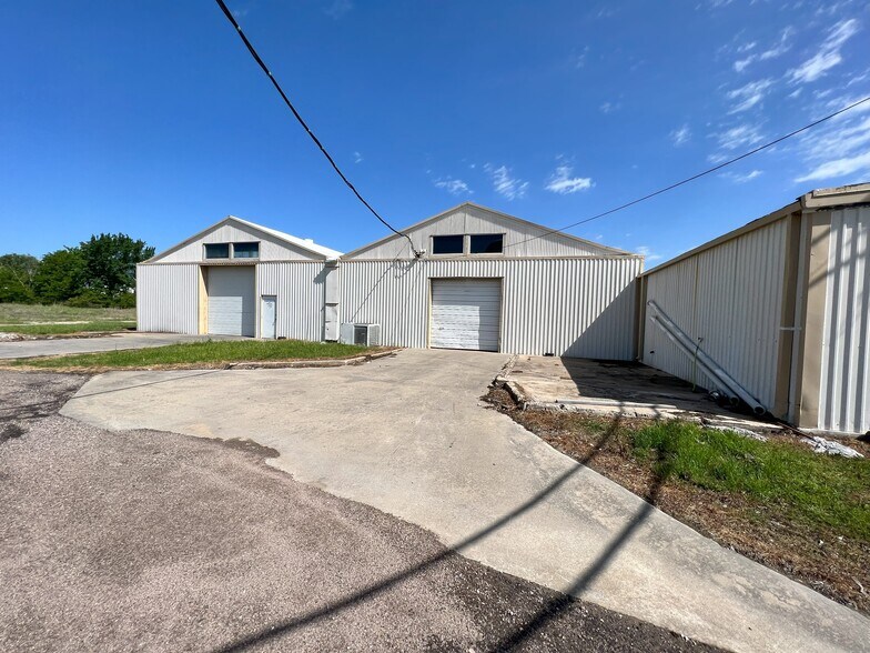 More Photos Of 2525 N Center St, Bonham Manufacturing For Lease