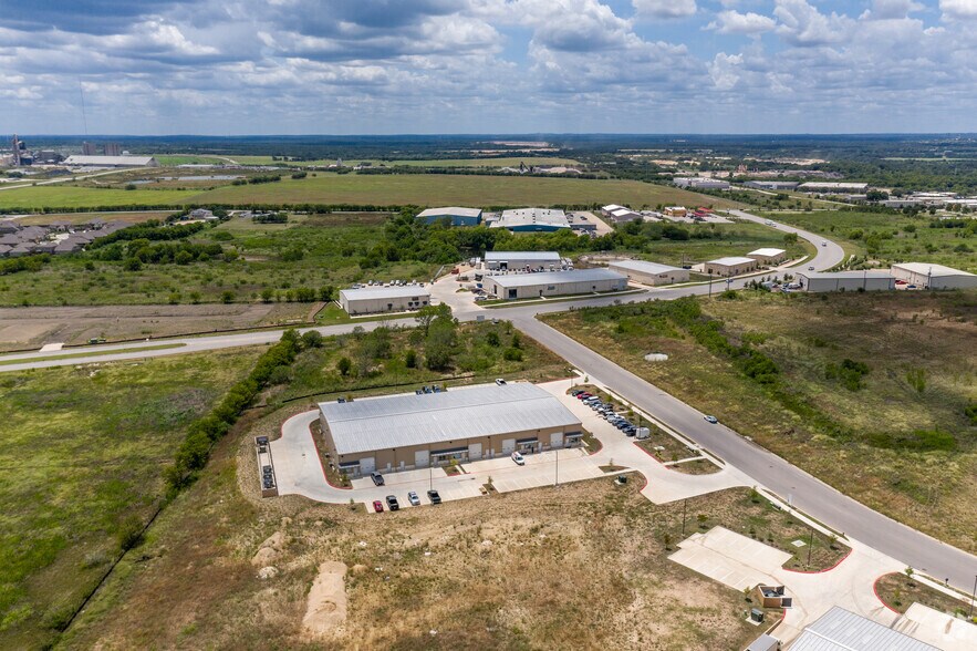 More Photos Of 214 Warehouse Dr, Buda Unknown For Lease