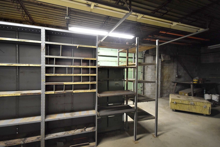 More Photos Of 420 Woodruff Rd, Joliet Warehouse For Lease