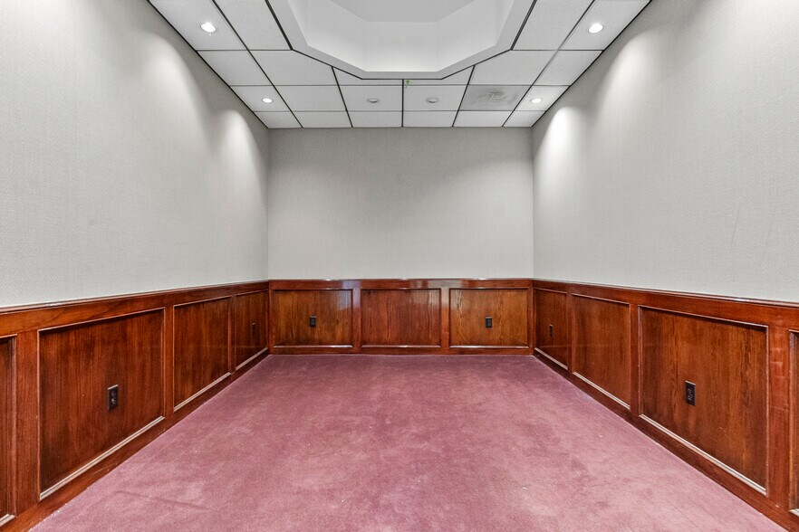 More Photos Of 1119-1123 Merriam Ln, Kansas City Office For Sale