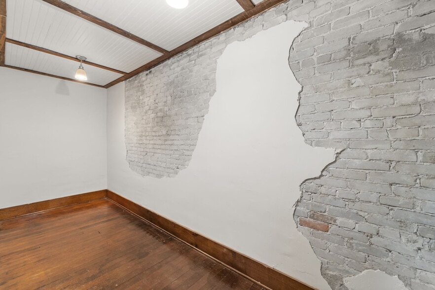 More Photos Of 102 Crosby St, Tekoa Flex For Sale