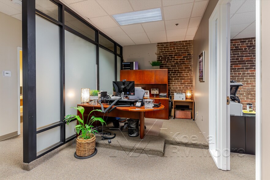 More Photos Of 17 Market Sq, Knoxville Storefront Retail Office For Sale