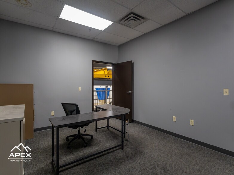 More Photos Of 371 Prospector Dr, Evanston Freestanding For Lease