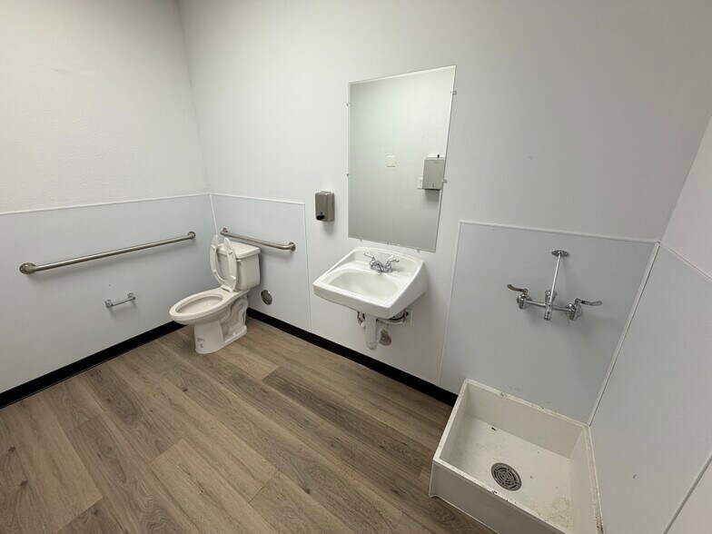 More Photos Of 1709 Ambler Ave, Abilene General Retail For Lease