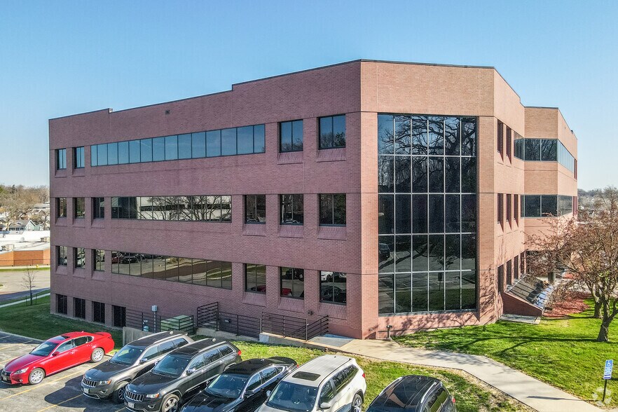 More Photos Of 2600 Grand Ave, Des Moines Office For Lease