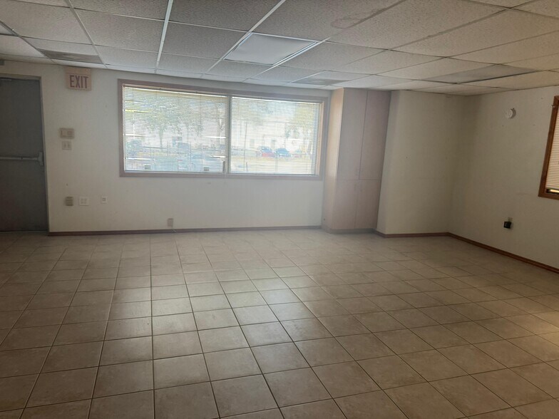 More Photos Of 4006 W Crest Ave, Tampa Industrial For Lease