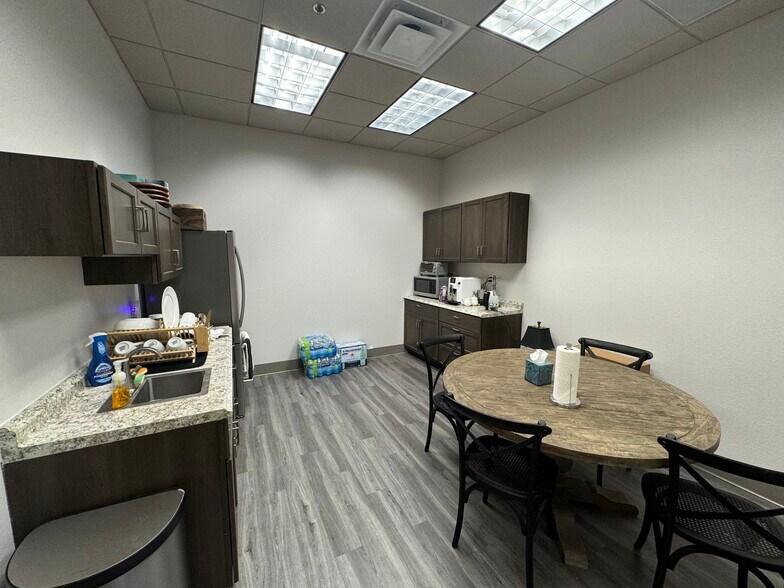 More Photos Of 15730 N 83rd Way, Scottsdale Distribution For Lease