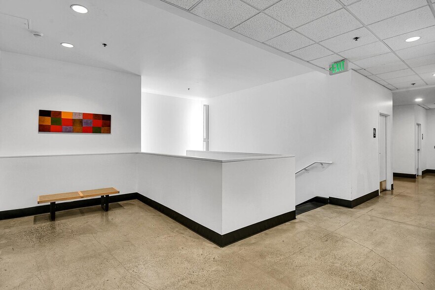 More Photos Of 2727 Western Ave, Seattle Loft Creative Space For Lease