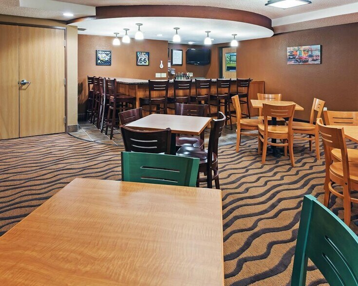 More Photos Of 2405 S El Camino Dr, Sayre Hotel For Sale