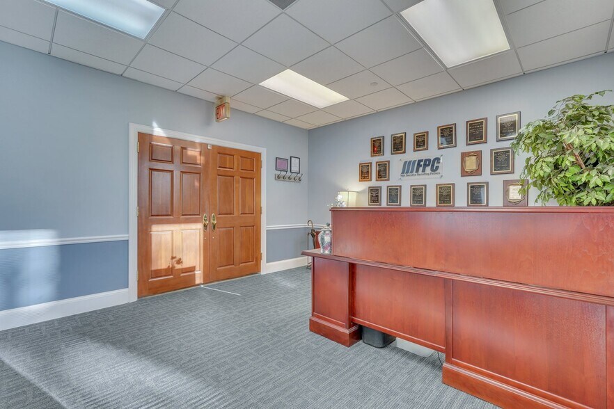 More Photos Of 52 New Orleans Rd, Hilton Head Island Office For Sale