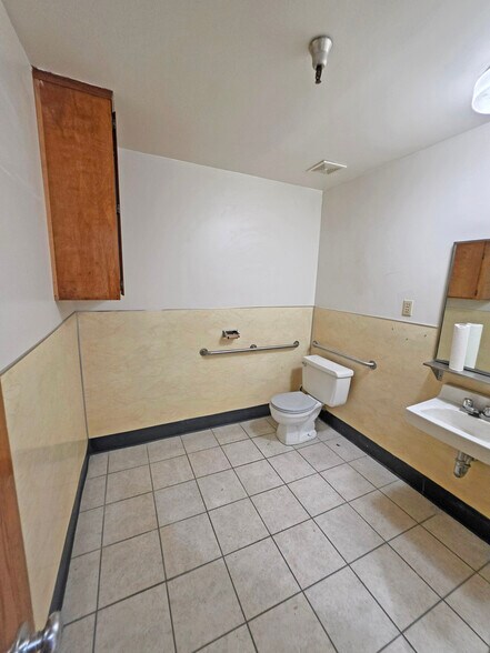 More Photos Of 4960 E Yale Ave, Fresno Warehouse For Sale