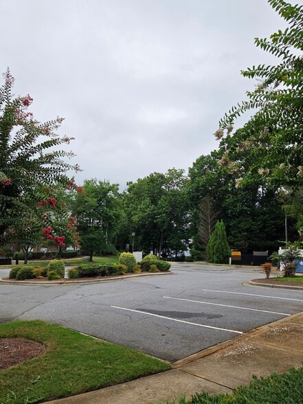 More Photos Of 705-711 Peninsula Dr, Davidson Office For Sale