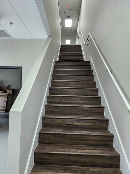 More Photos Of 528 Sunbury Rd, Midway Warehouse For Lease