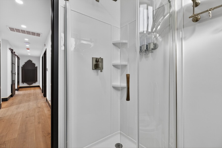 More Photos Of 703 S Main St, Burbank Showroom For Sale