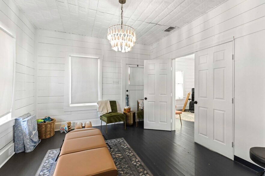 More Photos Of 322 S Main St, Boerne General Retail For Sale