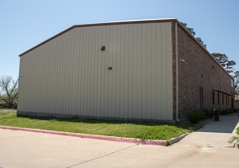 More Photos Of 1500 N Ruddell St, Denton Office Residential For Sale