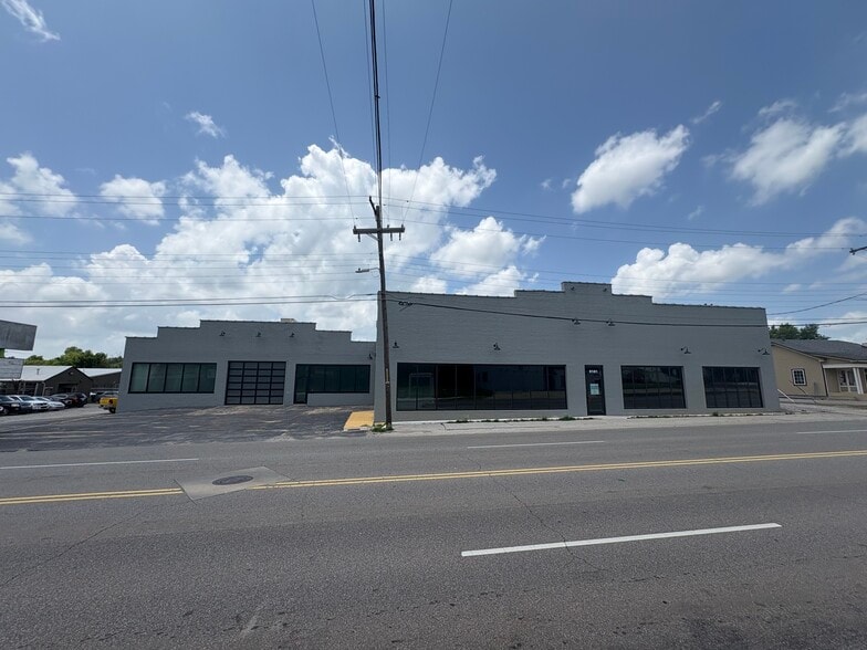 More Photos Of 9101 N Western Ave, Oklahoma City Showroom For Lease