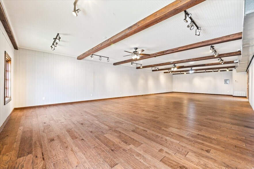 More Photos Of 918 10th St, Floresville Land For Lease