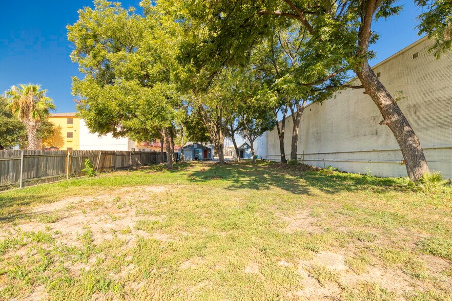 More Photos Of 926 S Laredo St, San Antonio Service For Sale