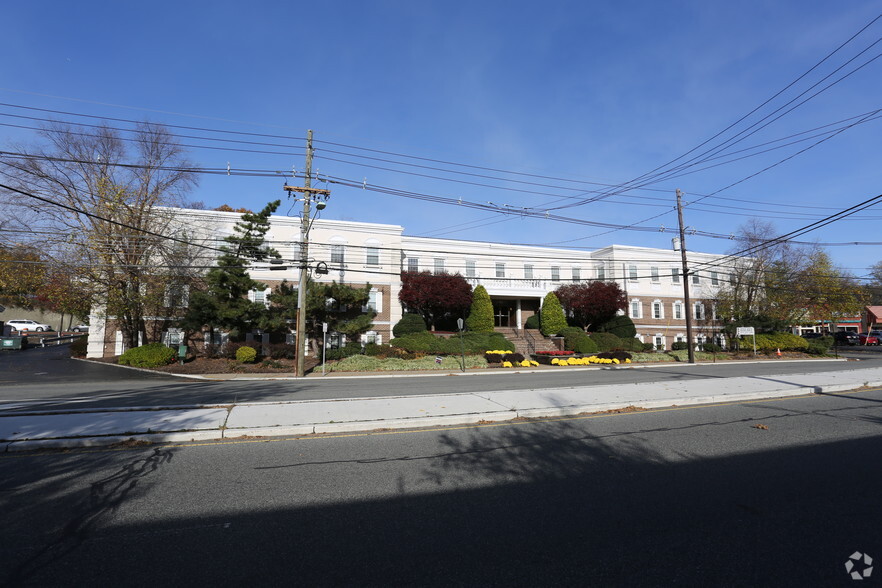 More Photos Of 349 E Northfield Rd, Livingston Medical For Lease