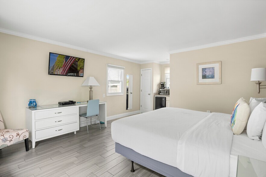 More Photos Of 53 W Tiana Rd, Hampton Bays Hotel For Sale