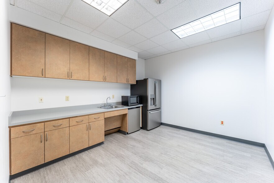 More Photos Of 1750 Valley View Ln, Dallas Office For Sale