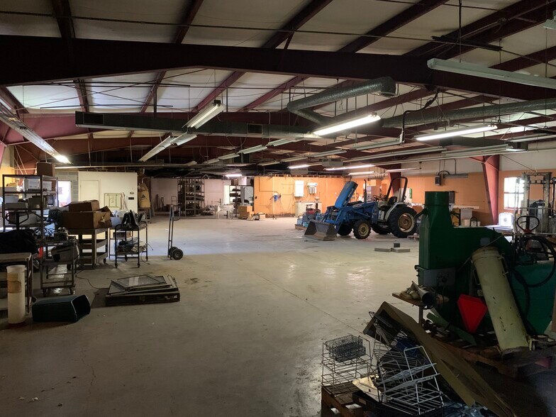 More Photos Of 52 Mid Valley, Verona Light Manufacturing For Sale