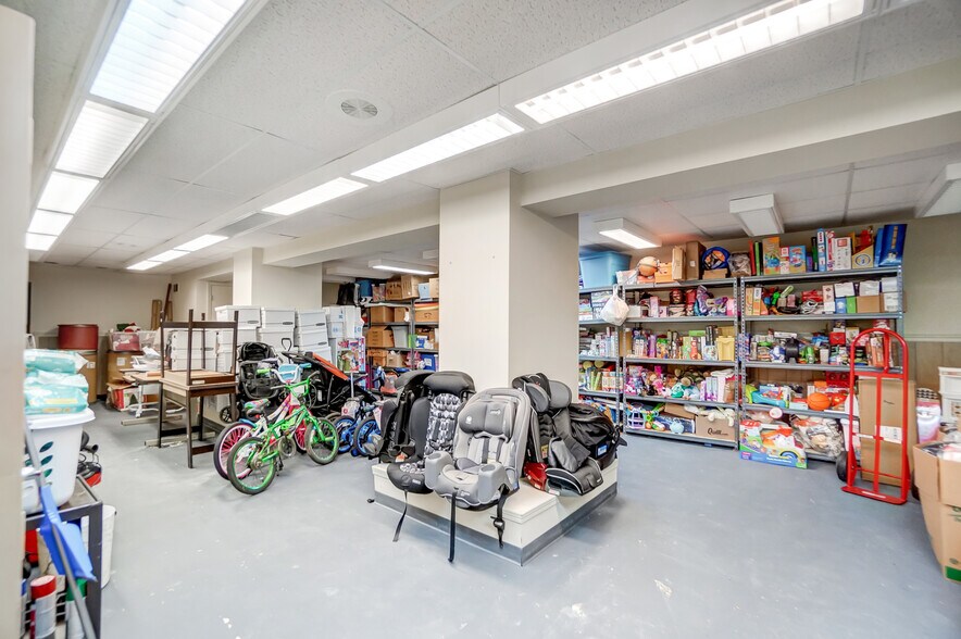 More Photos Of 413-419 N Main St, Findlay Showroom For Sale