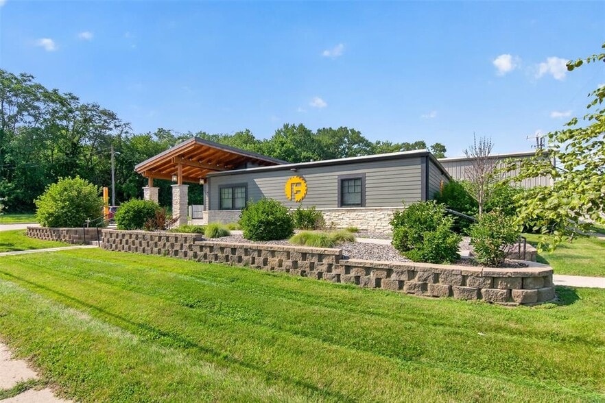 More Photos Of 2401 Hickman Rd, Des Moines Warehouse For Sale