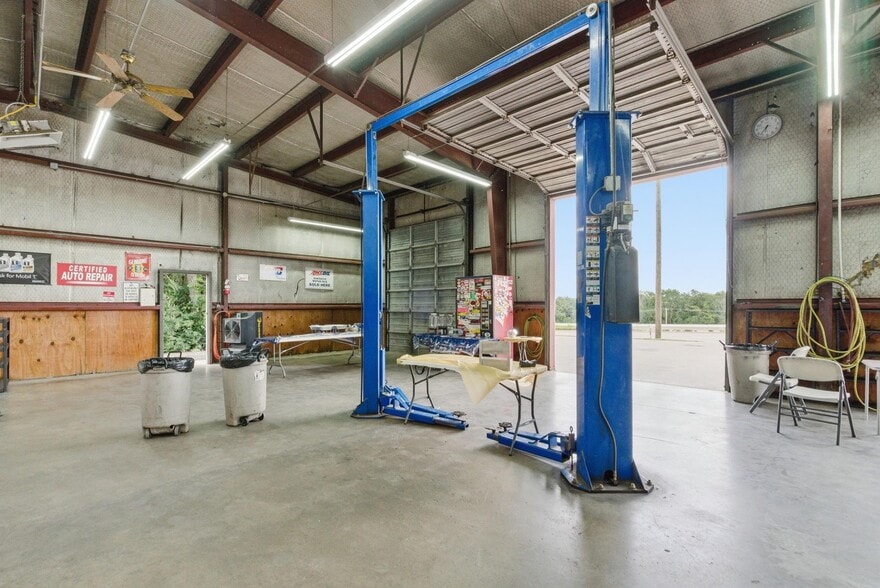 More Photos Of 10901 Jacksboro Hwy, Fort Worth Warehouse For Sale