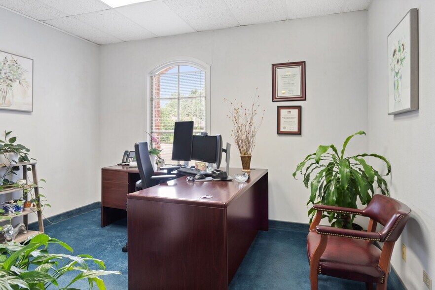 More Photos Of 2201 W Congress St, Lafayette Office For Sale