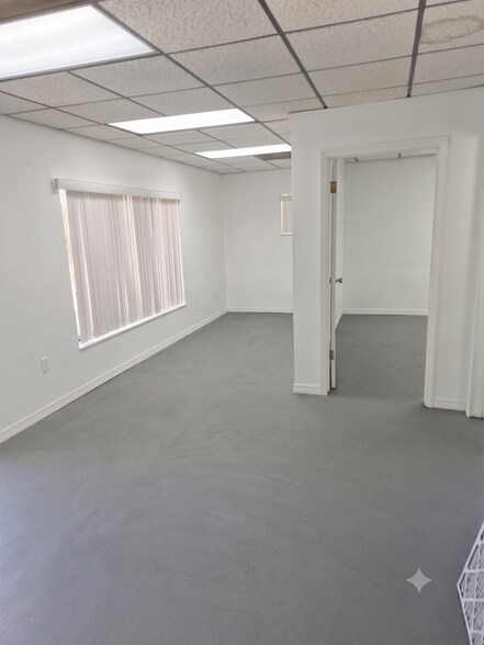 More Photos Of 3804 SE Lake Weir Ave, Ocala Flex For Lease