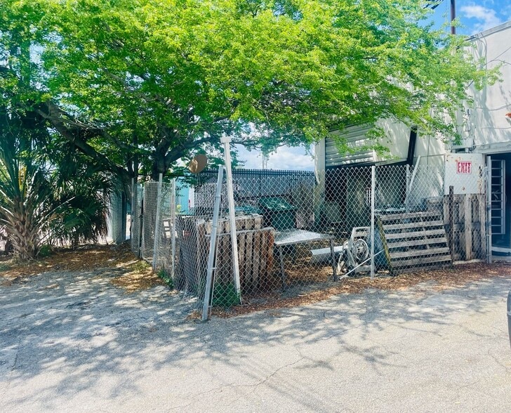 More Photos Of 4840-4860 N Dixie Hwy, Oakland Park Warehouse For Sale