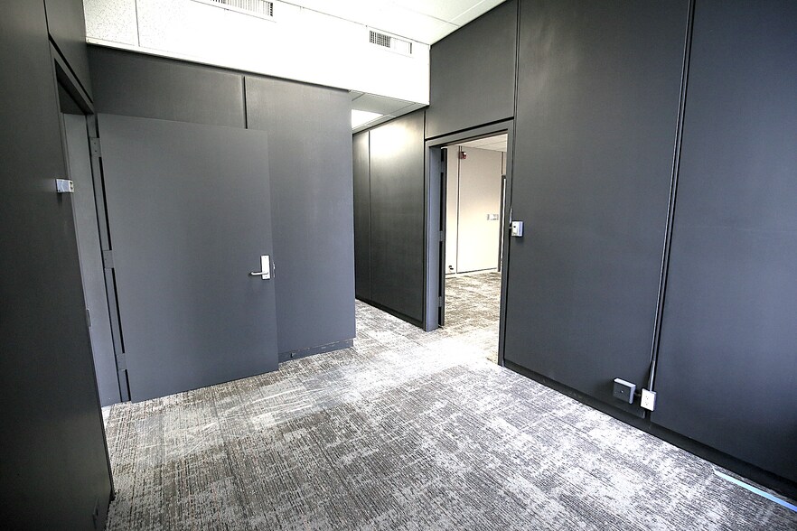 More Photos Of 646 Chicago Rd, Chicago Heights Office For Lease