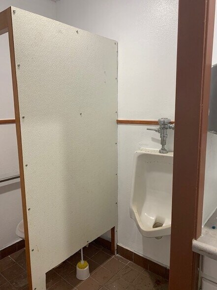 More Photos Of 2706 Samuell Blvd, Dallas Storefront For Lease