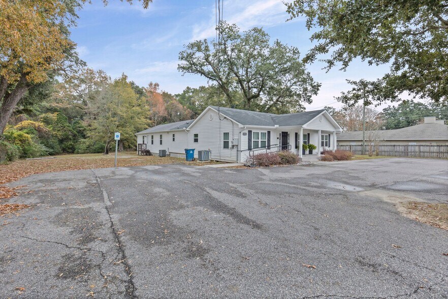 More Photos Of 6606 Old Shell Rd, Mobile Office For Sale
