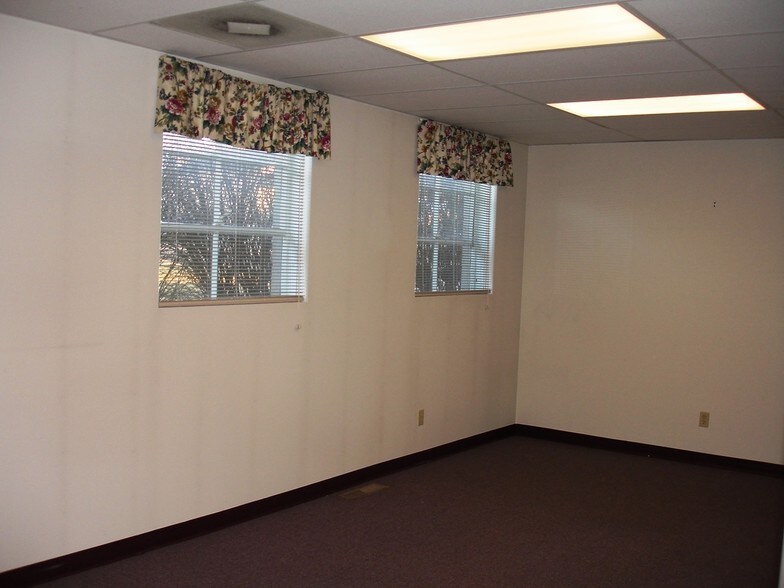 More Photos Of 1711 W Main St, Springfield General Retail For Sale