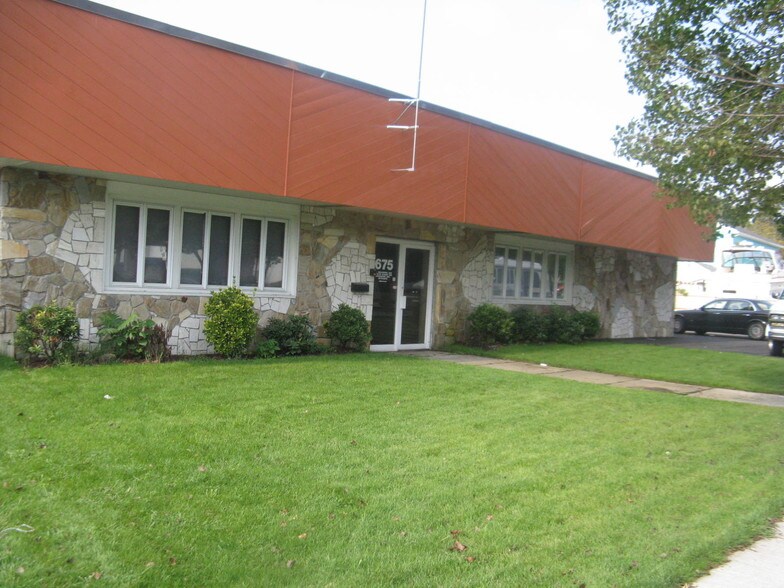 More Photos Of 675 W Shore Rd, Warwick Showroom For Lease