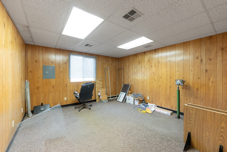 More Photos Of 2665 Glendale Valley Rd, Glendale Office For Sale