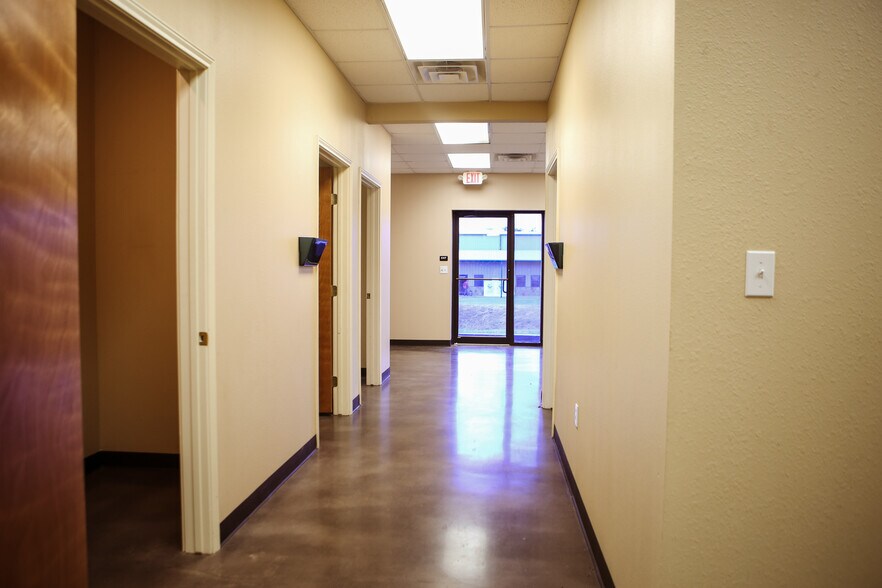 More Photos Of 2103 Longwood Dr, Brenham Warehouse For Lease
