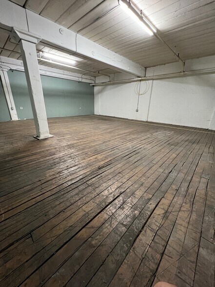 More Photos Of 50 Industrial Cir, Lincoln Manufacturing For Lease