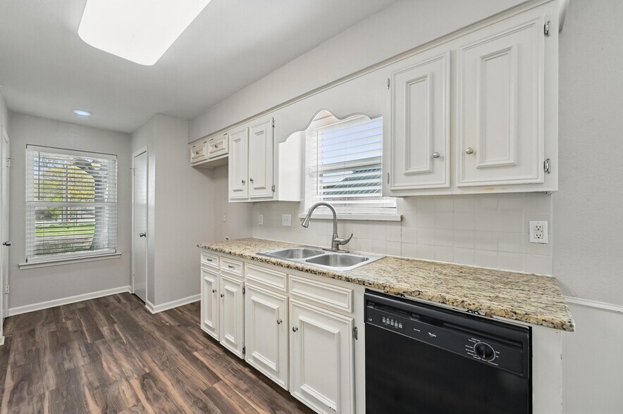 More Photos Of 300 Paul Wilson Rd, Wylie Showroom For Lease