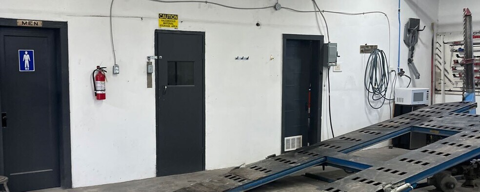 More Photos Of 212 Louth St, St Catharines Auto Repair For Sale