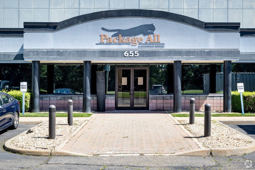More Photos Of 655 Church St, Bayport Distribution For Lease