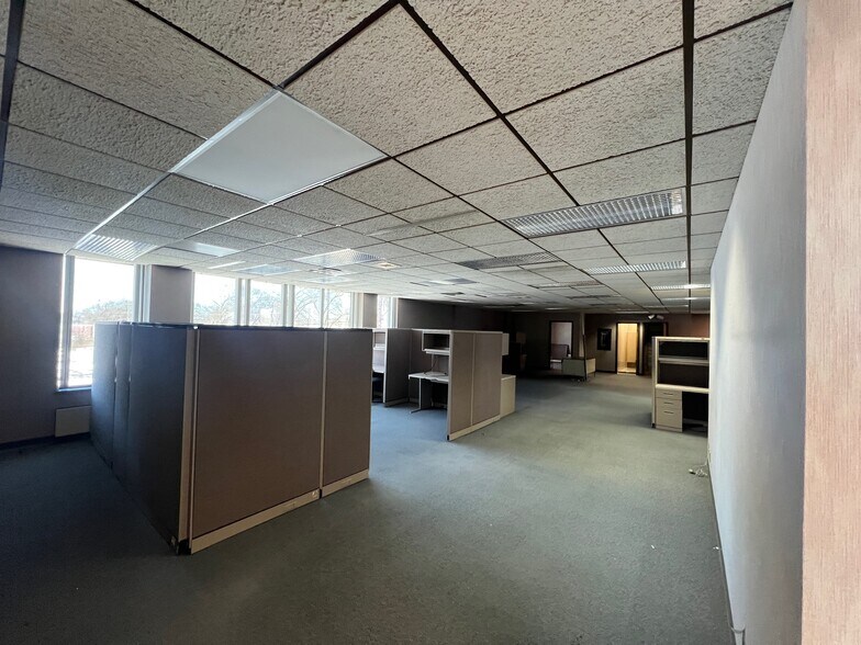 More Photos Of 660 N University Blvd, Middletown Office For Sale