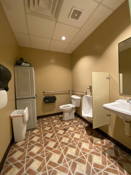 More Photos Of 427 W Pike St, Goshen Restaurant For Lease